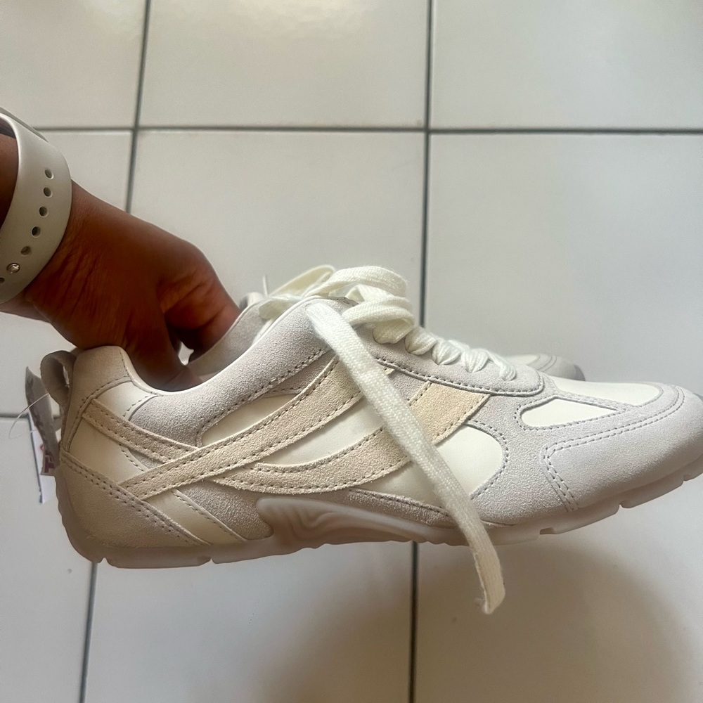 NWOT Vince Mojave Sneakers